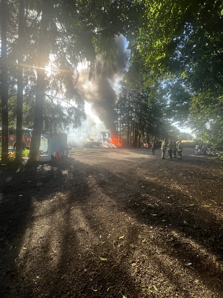ZONE3PIOs's tweet image. 2/2 fire is now out and crews are mopping up. King County Sheriff’s Office Fire Investigators are en route to the scene. No injuries to the public or firefighters.
