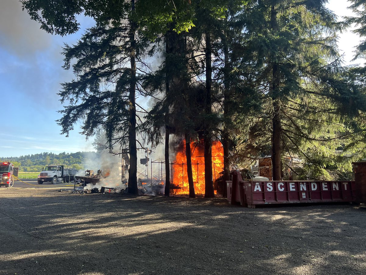 ZONE3PIOs's tweet image. 2/2 fire is now out and crews are mopping up. King County Sheriff’s Office Fire Investigators are en route to the scene. No injuries to the public or firefighters.