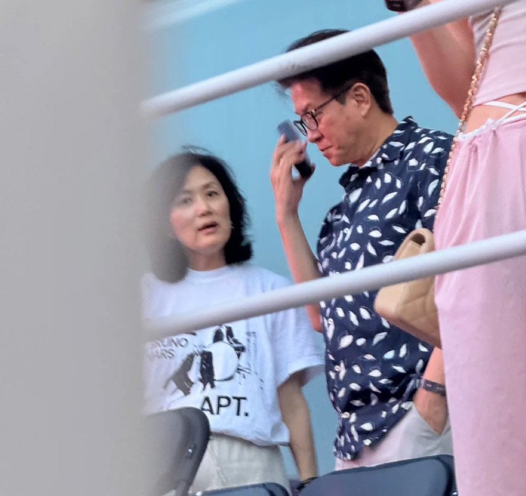ROSEDAYS's tweet image. #ROSÉ's mom, dad and grandmother were seen supporting her by attending the DEADLINE Day 1 at Goyang Stadium.