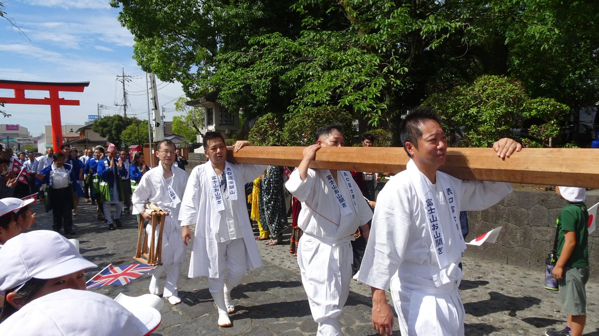 with_FUJI's tweet image. 富士山の夏が、いよいよ開幕!🎐
7/10(木) 富士山本宮浅間大社【#富士山開山祭】🌿
神事、かみ灯りコンテスト、奉納手筒花火…🧨
揺れる炎と火柱が、富士山の夏の始まりを告げます🎐
また訪れたくなる特別な一日👘🗻
#七夕 #日本の夏 #富士山本宮浅間大社