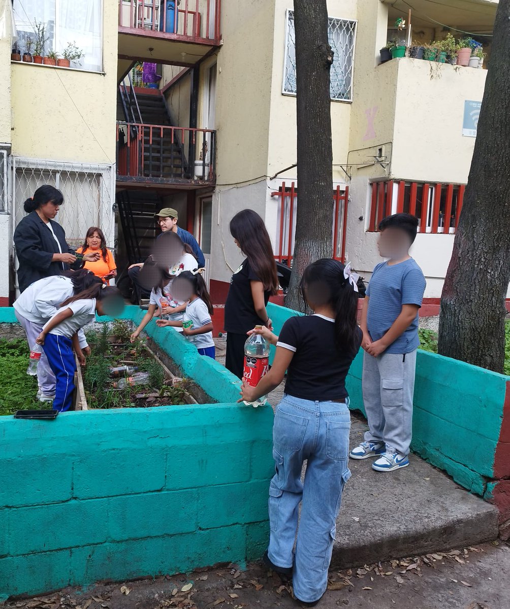 🌿✨ Se llevó a cabo la sesión de Huertos Urbanos, donde las y los participantes aprendieron a realizar un hermoso separador hecho con plantas. Además, reflexionamos sobre la importancia de las hojas y flores en la biodiversidad y su valor como elementos estéticos en nuestro