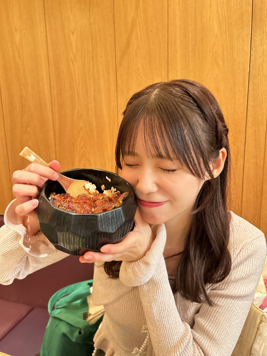 昨日は未歩なな名古屋イベントありがとうございました！
MAX書店様より3周年祝いでお花もいただきました♪

終わりで美味しいごはんも食べました✨