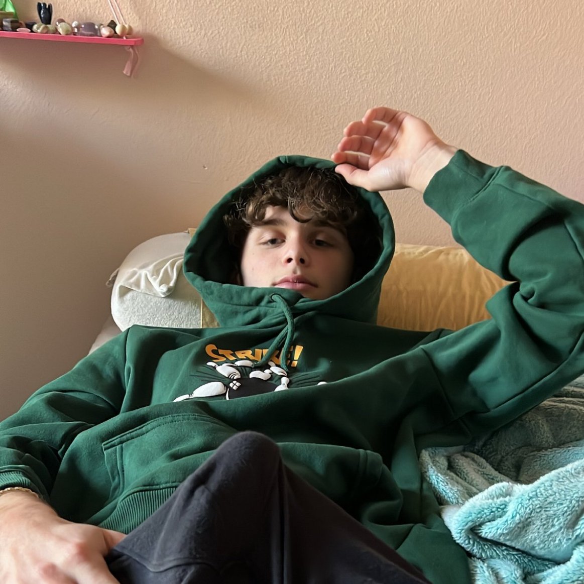 say hi for a suprise d pic in ur dms 😝