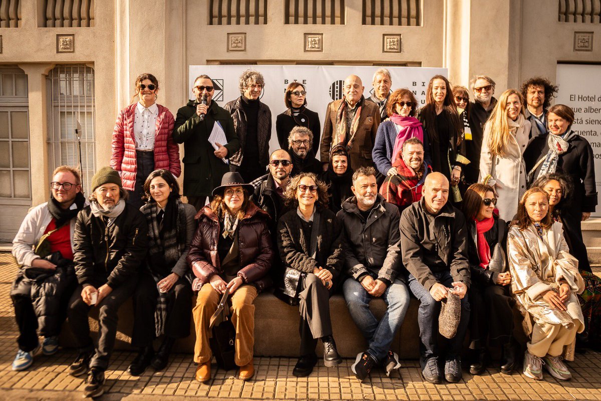 onettovictoria's tweet photo. 💜 Celebramos estos espacios que amplifican voces y ensanchan los márgenes.
La muestra también podrá visitarse en el @MARMuseo de Mar del Plata y en el @museoudaondopba de Luján.
Es con cultura. Es con compromiso.

#BIENALSUR2025 #ArteContemporáneo #DerechoALaCultura #MUNTREF #CulturaParaTodos