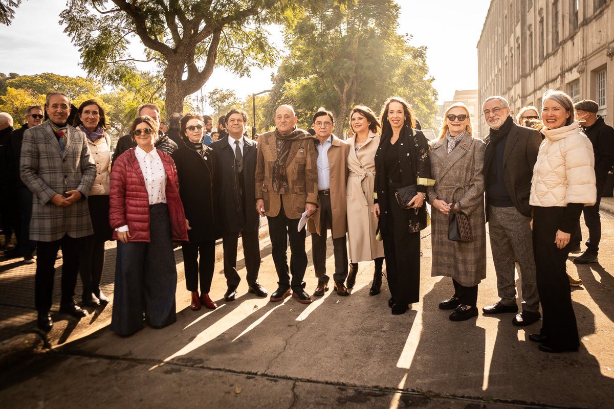 onettovictoria's tweet photo. 💜 Celebramos estos espacios que amplifican voces y ensanchan los márgenes.
La muestra también podrá visitarse en el @MARMuseo de Mar del Plata y en el @museoudaondopba de Luján.
Es con cultura. Es con compromiso.

#BIENALSUR2025 #ArteContemporáneo #DerechoALaCultura #MUNTREF #CulturaParaTodos