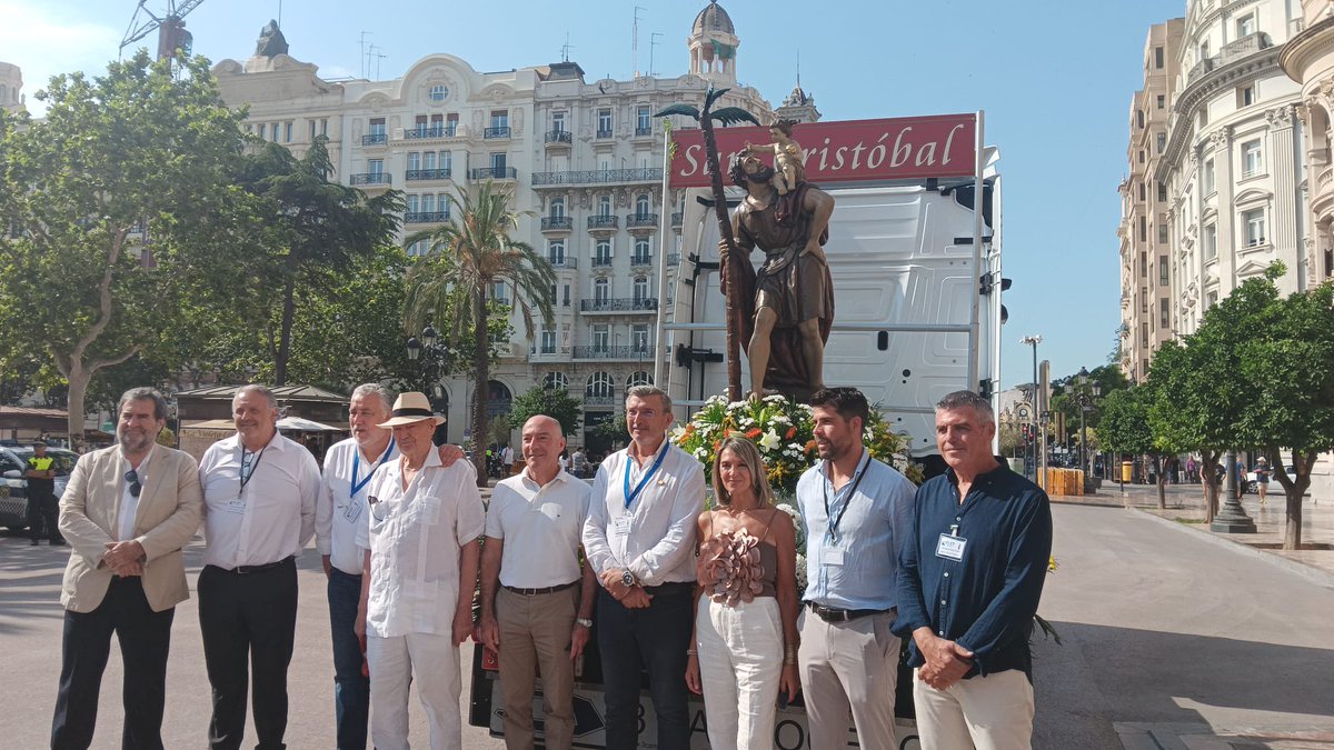 Hemos recibido en la Plaza del Ayuntamiento a San Cristóbal, patrón de los conductores y a la <a href="/FVETransporte/">FVET</a> en su día grande; para después proseguir con la tradicional cabalgata por las calles del centro de Valencia.