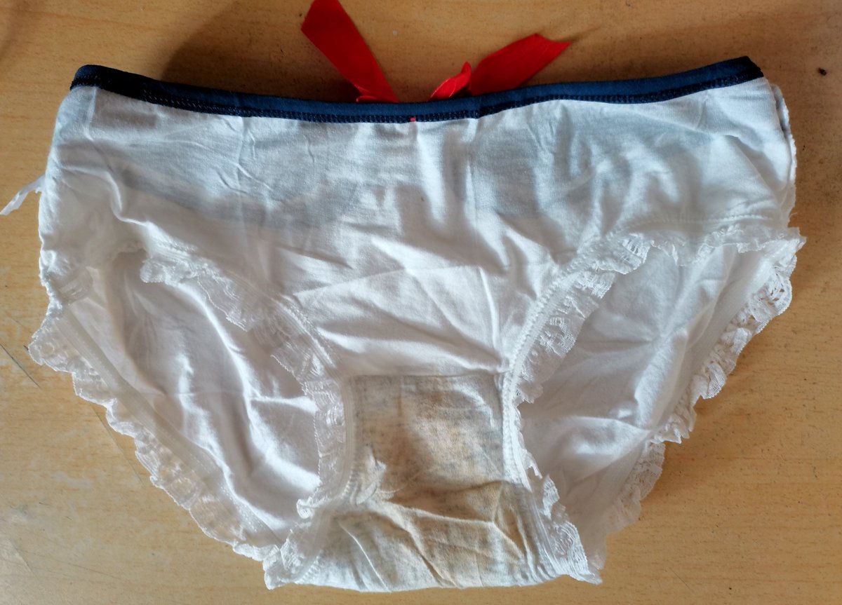 暑假的第一单，分享重庆07女高白茶清欢<a href="/BCQH2007/">白茶清欢</a>的原味内裤，真空密封包装。
内裤上面气味浓郁，整体弥漫着骚骚气味。裆部布满黄褐色分泌的痕迹，贴近闻便是散发出的阵阵阴臭味混合骚味，放旁边静置一段时间整个房间都是味了。
欢欢年纪虽小，味道却一点也不少，适合口味中等偏重的买家！