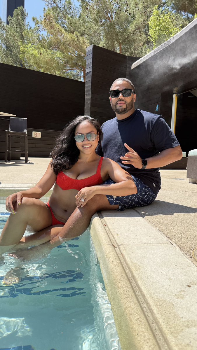 trimieshajoyner's tweet image. Didn’t leave Vegas rich… but I did leave with him, so same thing 😘♠️
