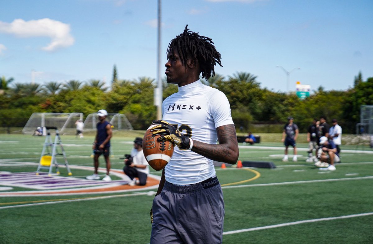 NEWS: Four-star WR Calvin Russell has committed to Syracuse over Michigan Florida State and Oregon. 

Russell, No. 28 in the ESPN 300, becomes the No. 1 pledge in Fran Brown's 2026 class and would rank as the highest-ranked signee in program history if he signs later this year.