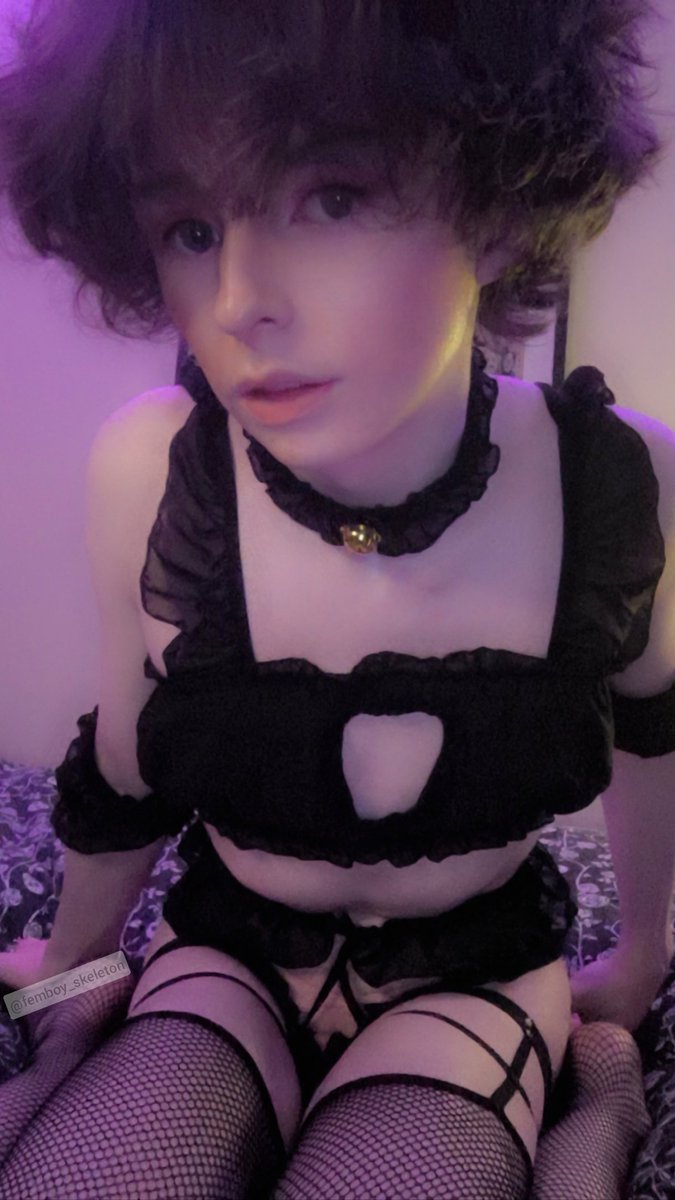do you guys still like femboys who r kinda desperate to be collared and owned,.,? 🐾🩷