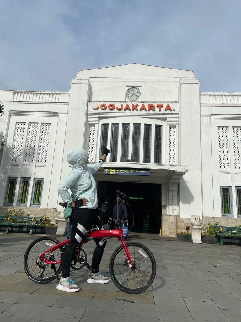curhat teman:
.
.
jangan pernah jatuh cinta dengan seseorang di jogja
karena setiap sudutnya akan selalu membawa kenangan yang tak akan pernah usai
tapi jogja akan selalu istimewa sampai kapanpun
dan akan selalu datang apapun suasana hati saya

---

ciee, uhuk
itu karma 
hapsun🩵