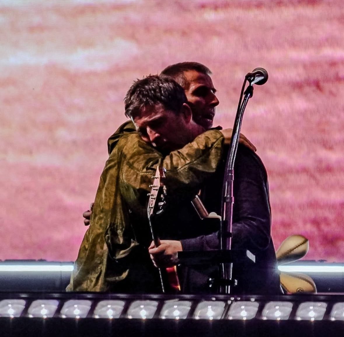 2 brothers, 2 kings 🥺🩷🩷
#oasislive25