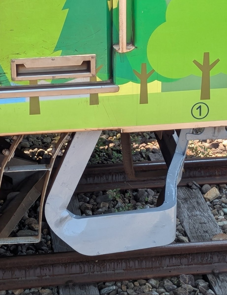 takajdk's tweet photo. こないだ下仁田で踏切事故をやったね702F 運用に復活してました、でもクハ752側のスカート枠と運転室に登る梯子が変形してますねん🥲
#上信電鉄
#踏切事故復帰
#702F https://t.co/HgKQceLTTJ