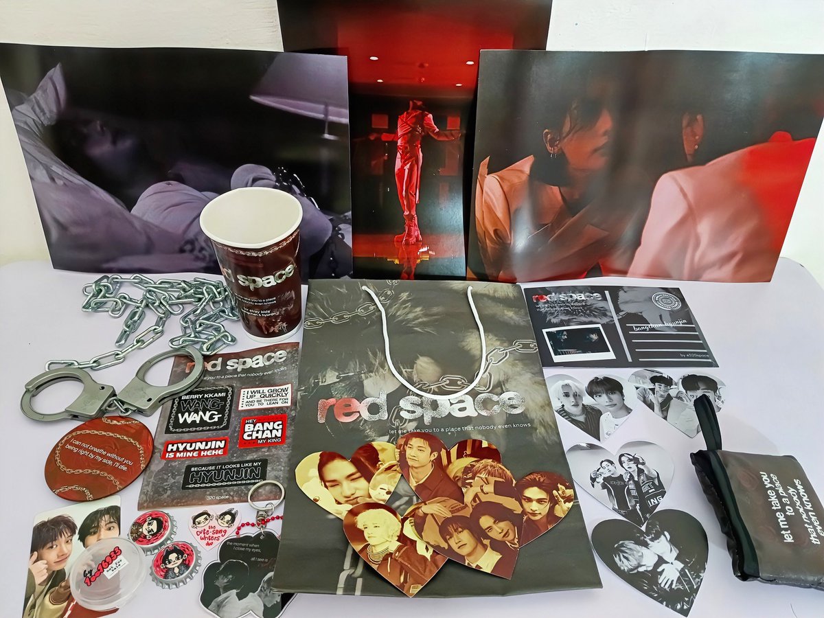 hynjiaa's tweet photo. makasih utk event super keren nya, penuh Chanjin di mana-mana🌹⛓️💋♥️ @320space

“ka ini blh aku bawa pulang ya~”
“blh sekalian bantu beresin decor”
Jiaa : langsung colong borgol + rantai 😎, poster dinding, potret homo angkut juga 😭 https://t.co/I2qvaXXfrB
