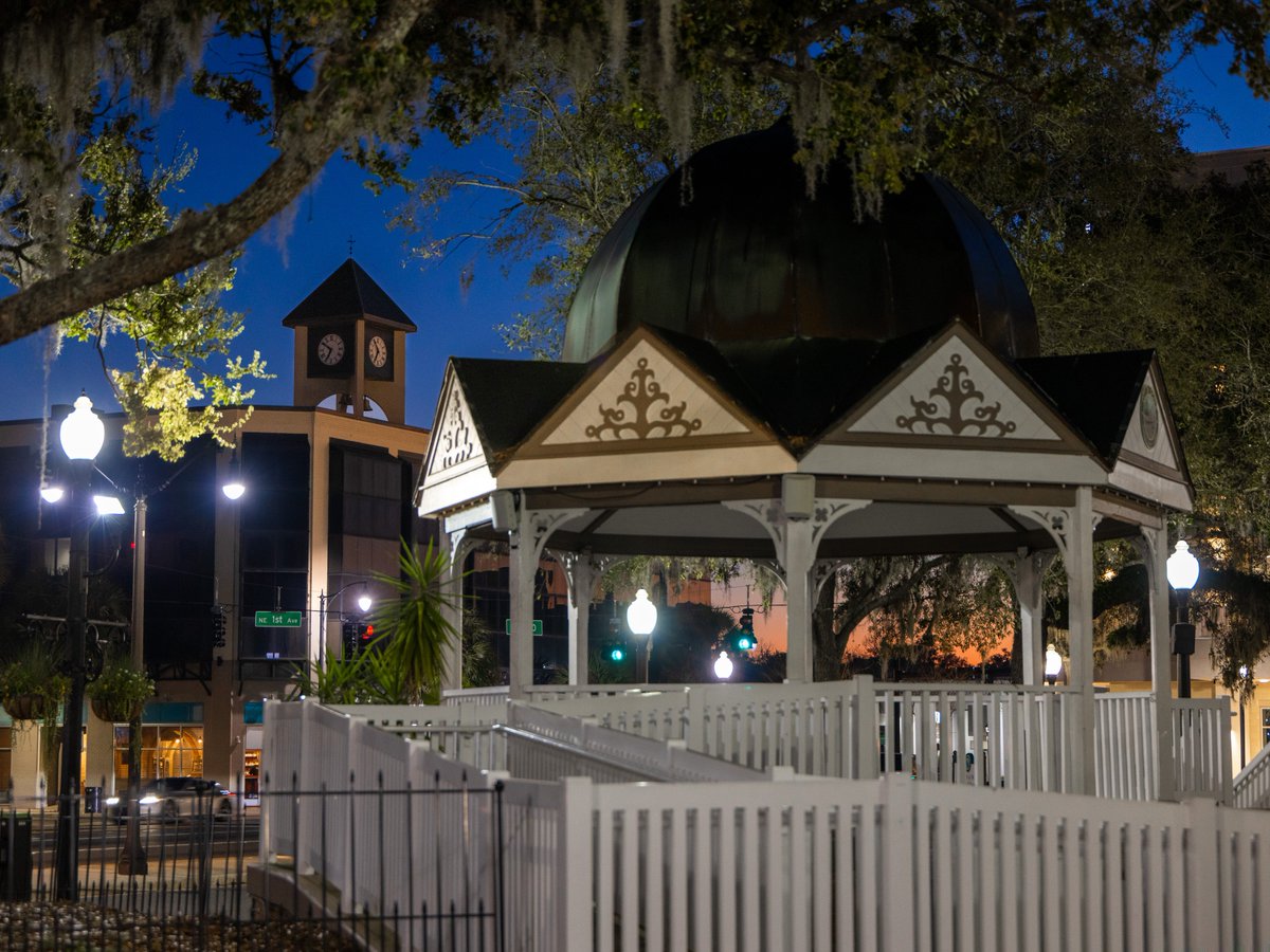 Don't mind us and our nightly strolls through downtown Ocala 😌🌃