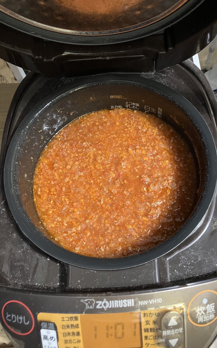 kaijyuhakase's tweet image. お勤め品でトマトが激安だったので炊飯器でミートソースを作る、釜にひき肉とみじん切りにした材料と調味料入れて混ぜたら通常炊飯、ポチったらできあがるまでほったらかしなので洗濯物干したりの雑用をこなし、あとはタッパーに入れて粗熱とれたら冷蔵保存、これで数日食いつなぎます😅