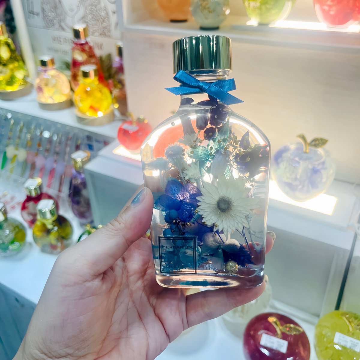 デザインフェスタvol.61に出展しております。

本日２日目
南館4階Q-65

りんごの形のハーバリウム
ハーバリウムボールペン、など
色とりどりのフラワーインテリアをご用意してお待ちしております。

画像は涼しげマリンブルーフラワーのハーバリウム🌊

#デザフェス61
#デザフェスお品書き