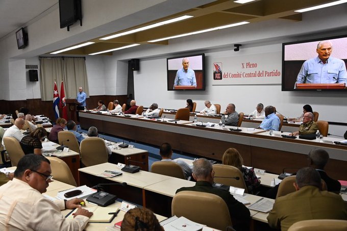 Dra.Tania Margarita Cruz Hernández (@taniamcruzhdez) on Twitter photo 🇨🇺 Nuestro presidente y Primer Secretario del PCC
<a href="/DiazCanelB/">Miguel Díaz-Canel Bermúdez</a> en el #XPlenoCC dijo " Vamos a vindicar a Cuba todos los días; así vamos a traer a Fidel a la hora actual; así vamos a articular las fuerzas revolucionarias"
#UnidosXCuba 🇨🇺
#CubaVencerá 🇨🇺 🇨🇺 Nuestro presidente y Primer Secretario del PCC
<a href="/DiazCanelB/">Miguel Díaz-Canel Bermúdez</a> en el #XPlenoCC dijo " Vamos a vindicar a Cuba todos los días; así vamos a traer a Fidel a la hora actual; así vamos a articular las fuerzas revolucionarias"
#UnidosXCuba 🇨🇺
#CubaVencerá 🇨🇺