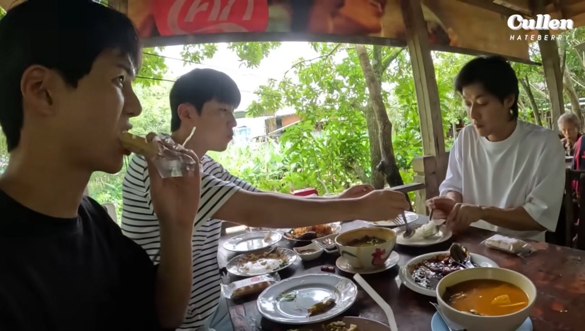 น้องแดนยังไม่อิ่ม 555 น่ารักจริงเจียว
พี่จองแบ่งข้าวให้

#น้องแดนอินยอล
 #คัลแลนพี่จองเอ้ยรักกันจังฮิ