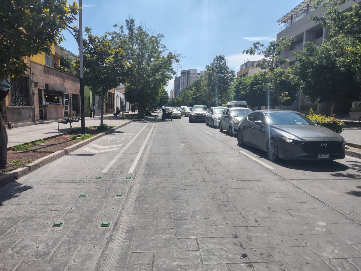 🟡⚫️#ReporteVial

#MarchaDelOrgullo2025 🏳️‍🌈

La Dirección de Policía Vial de la #SSPC inicia operativo de seguridad vial con motivo de la marcha LGBTTTI+ que se realiza este sábado en avenida Venustiano Carranza.

🚧 Se realiza cierre del carril derecho de Carranza próximo a