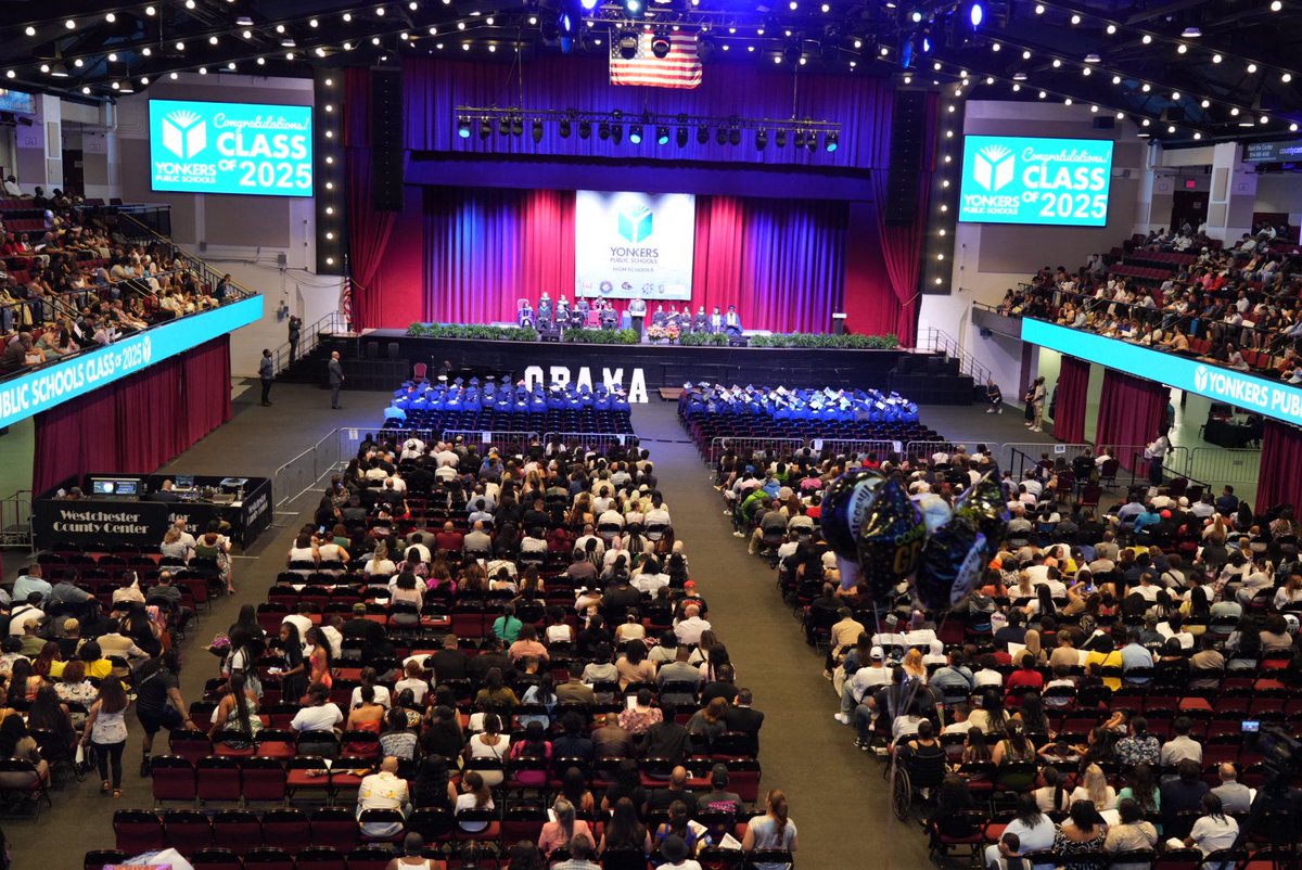 Barack Obama School For Social Justice  #ClassOf2025 #YonkersMagic 
Visit the link to access all graduation photos. 📸
flic.kr/s/aHBqjCjZLq