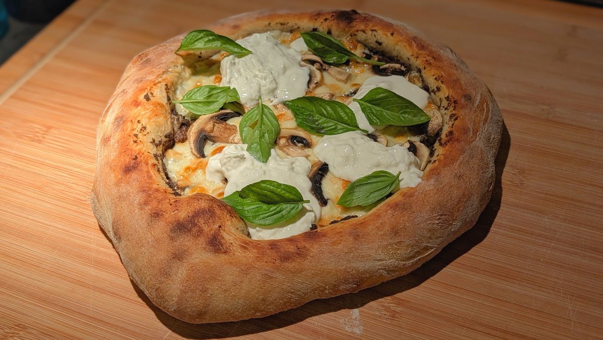 Fuck buying pizzas, here we do homemade ones 🍕