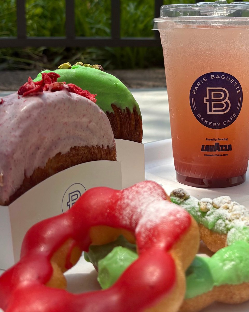 The perfect combo 🍓✨💚 

#strawberry #pistachio #pastries #parisbaguette #summer