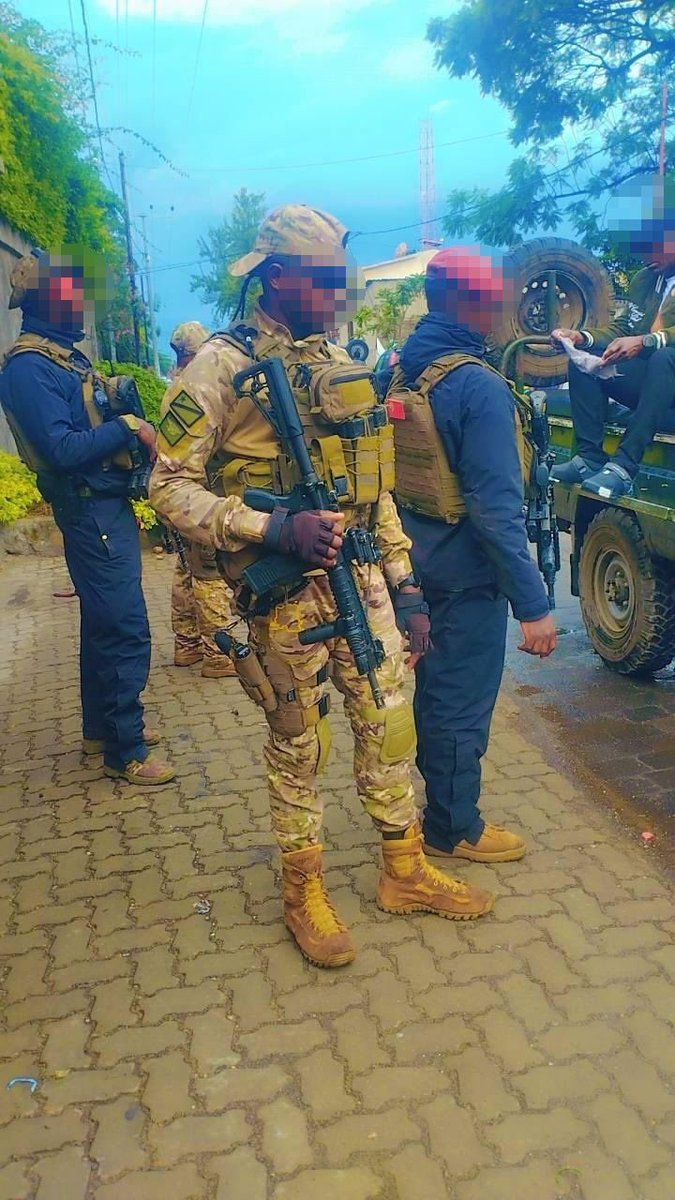 Erwan_reverend's tweet photo. Les #FARDC et les services de renseignement travaillent en silence avec le professionnalisme et la résolution. Le président #Tshisekedi a beaucoup investi dans l'armée. 

#FARDC  #RDC https://t.co/BY9W82pnXO