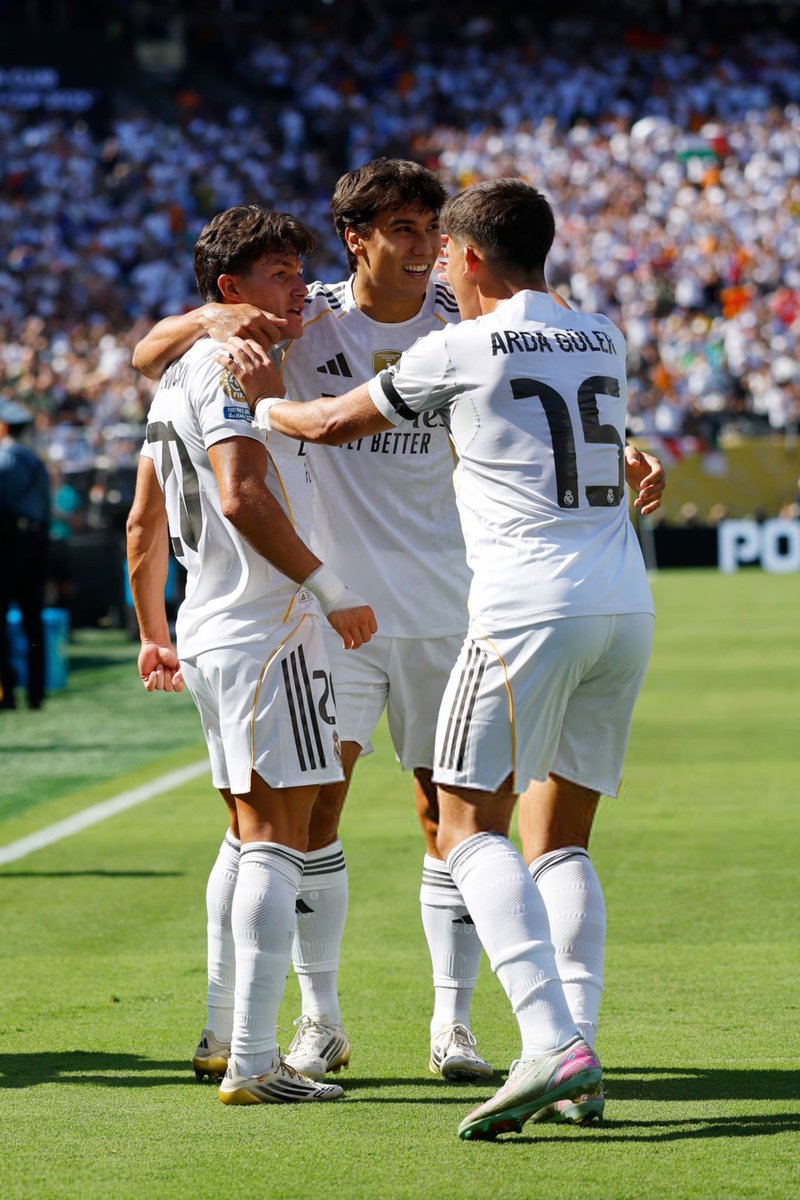 🚨No Real Madrid fans should have less than 1K followers!

Let's celebrate that we are in the semi final! 

LIKE, REPLY, and FOLLOW everyone who likes your tweet. 🤍