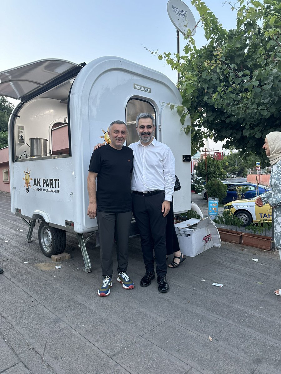 Tam 1 sene oldu burda cıvıl cıvıl eski neşemle aşure dağıtıyrken bilemezdim hayatımın en kötü günü olabileceğini program sırasında düşüp ayağımı kırdım çok tahlilsiz bir gündü.Bugünümüze şükürler olsun diyorum ama eski sağlığm artık yok.Diyecek çok söz var ama anlatılmaz yaşanır