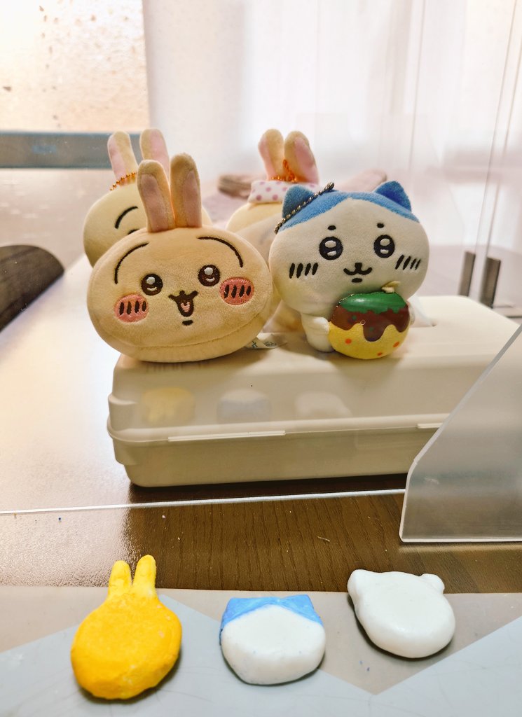 皆さまいつもありがとうございます🎶

大人気のちいかわたんが写ってますが…

こちらも教室の様子です🤗

ちいかわさんたちは生徒さんの私物👍

粘土のようになる石鹸をこねて

ちいかわ石鹸を3種類作りました〜🥰

とっても可愛らしいですね❣️

luana-coco.amebaownd.com
教室のホームページです☝☺️