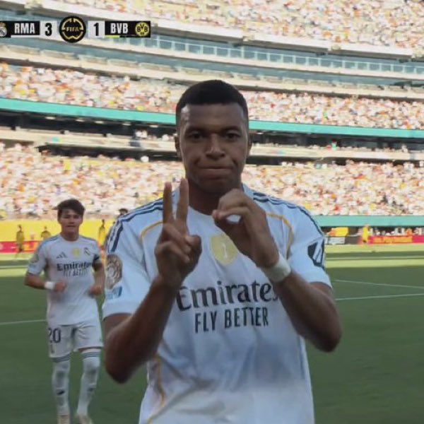 LFCTransferRoom's tweet photo. Mbappe with a beautiful tribute ❤️ Forever our Number 20 https://t.co/UT5ZdI98ba