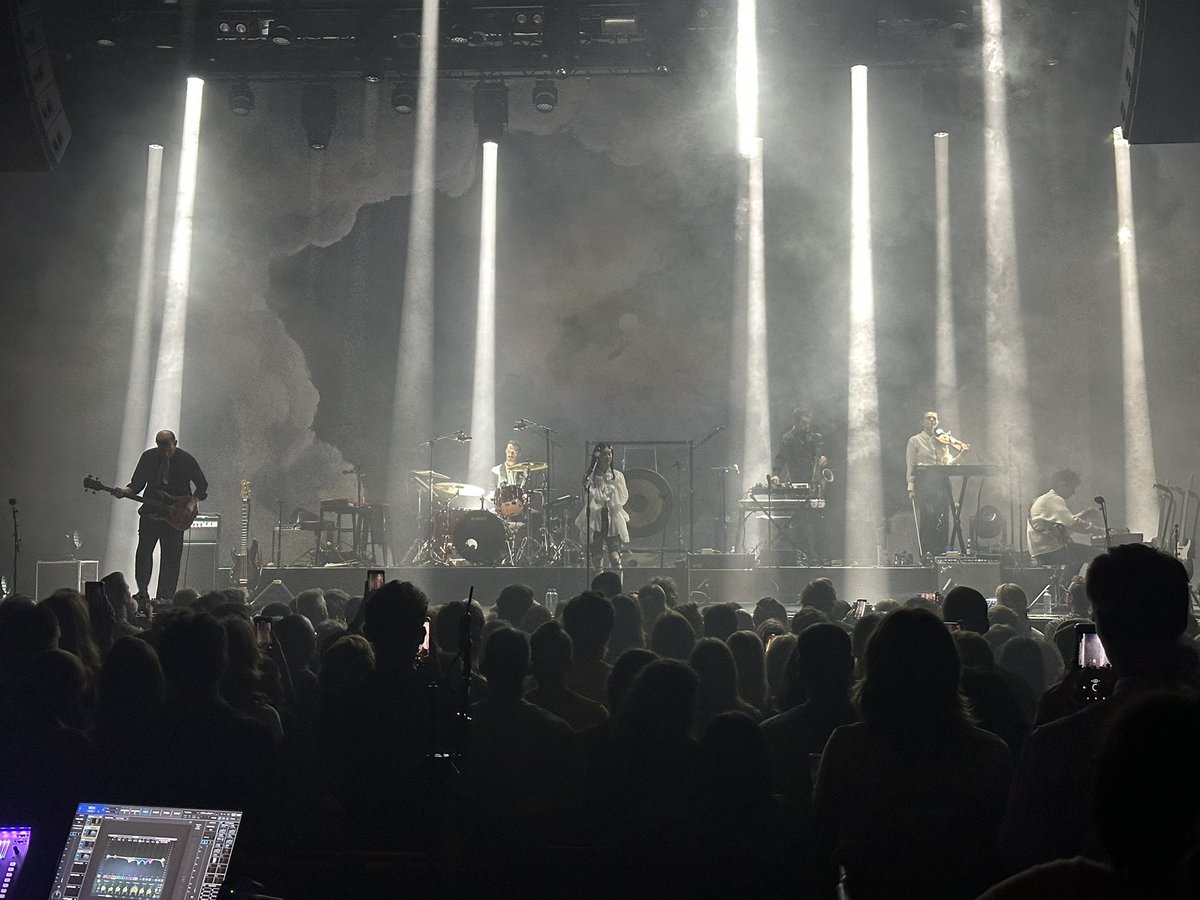 Don_Atsumarino's tweet image. 今夜は、Japanese breakfast(USバンド)のライブを観にTivoliへ。ガレージロック的なイメージだったけど、ドリーミングポップに近いのかな。ダンスやロックなど変幻自在アレンジは宅録由来からか。ちょっとメロディが一辺倒だったけど、アイデア豊富で面白いアーティストでした。

#Japanesebreakfast