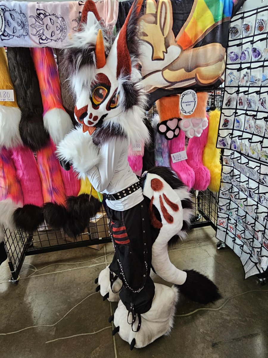 ThirdEyeCre1's tweet image. Did a collab with Monstercat Creations and it sold head by Monster cat tail and handpaws by us
