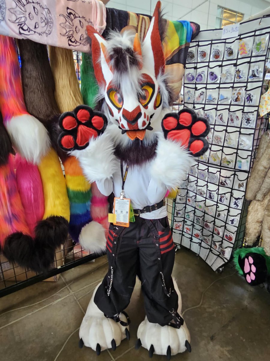 ThirdEyeCre1's tweet image. Did a collab with Monstercat Creations and it sold head by Monster cat tail and handpaws by us