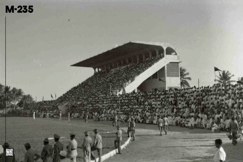 m_235_'s tweet photo. 5 - Ilha do Retiro anos 40
6 - Colagem de Lambe na entrada da arquibancada frontal 
7 - Antigo casarão de Guilherme de Aquino na Olha do Retiro 
8 - Grupo M-235 https://t.co/242BuEPCnK