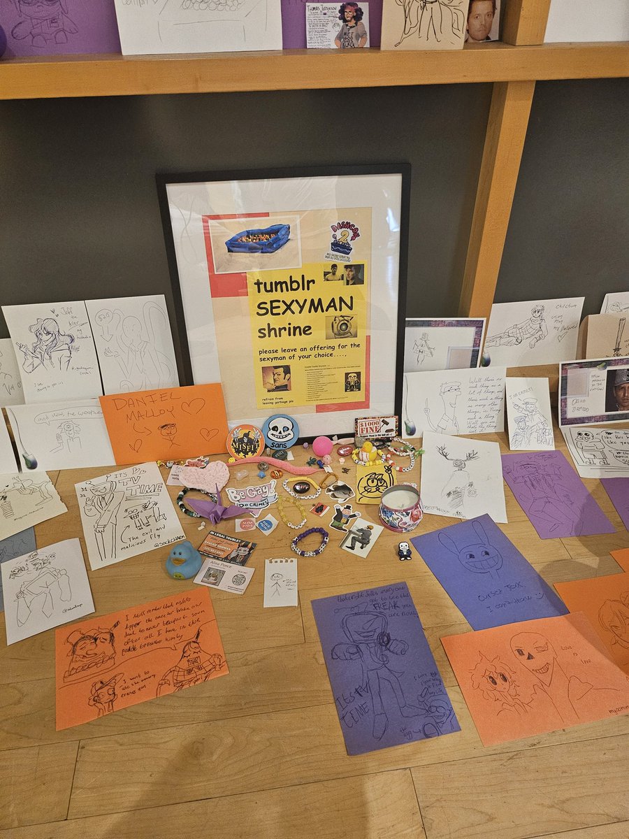 Rizutsuki's tweet photo. The Tumblr sexyman shrine at #Dashcon2 #Dashcon lmao
It just keeps growing https://t.co/M3mPlUd9mo
