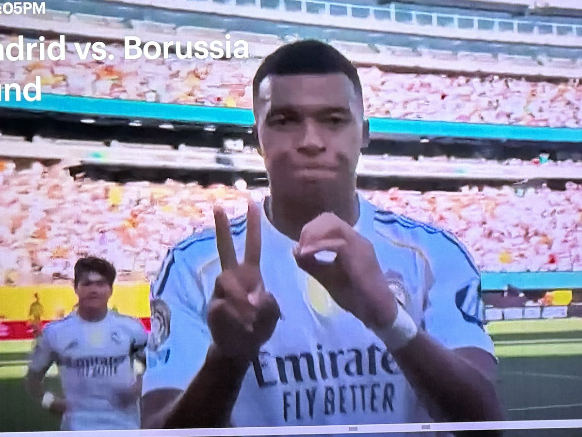 Classy tribute just now by <a href="/KMbappe/">Kylian Mbappé</a> honoring #DiogoJota RIP