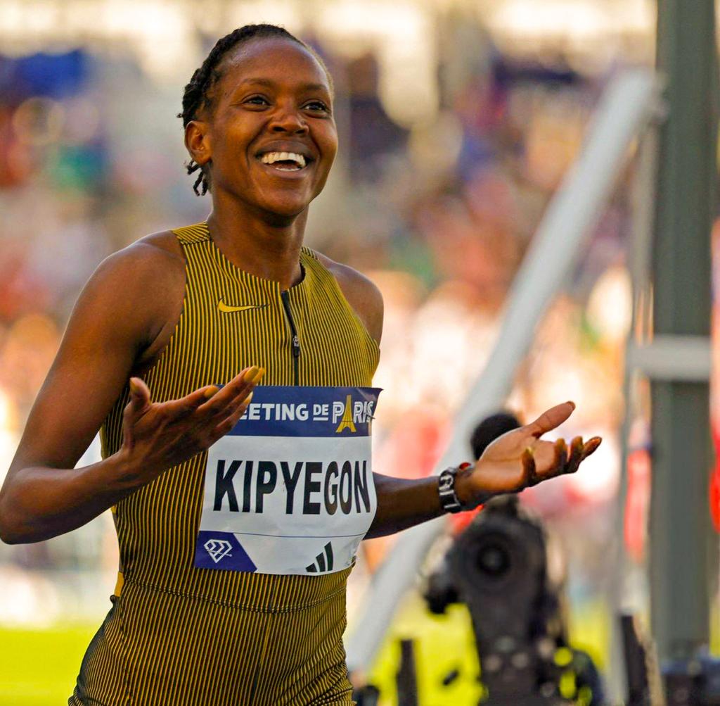 Track & Field Gazette (@trackgazette) on Twitter photo 3:48.68!!!!😱😱
World Record!!!!
Faith Kipyegon 🇰🇪 breaks her own World Record in the women's 1500m at the Prefontaine Classic!
She is the first woman to run under 3:49
Diribe Welteji 🇪🇹 was 2nd in 3:51.44, while Jess Hull 🇦🇺 ran 3:52.67 in 3rd. Wow! 3:48.68!!!!😱😱
World Record!!!!
Faith Kipyegon 🇰🇪 breaks her own World Record in the women's 1500m at the Prefontaine Classic!
She is the first woman to run under 3:49
Diribe Welteji 🇪🇹 was 2nd in 3:51.44, while Jess Hull 🇦🇺 ran 3:52.67 in 3rd. Wow!