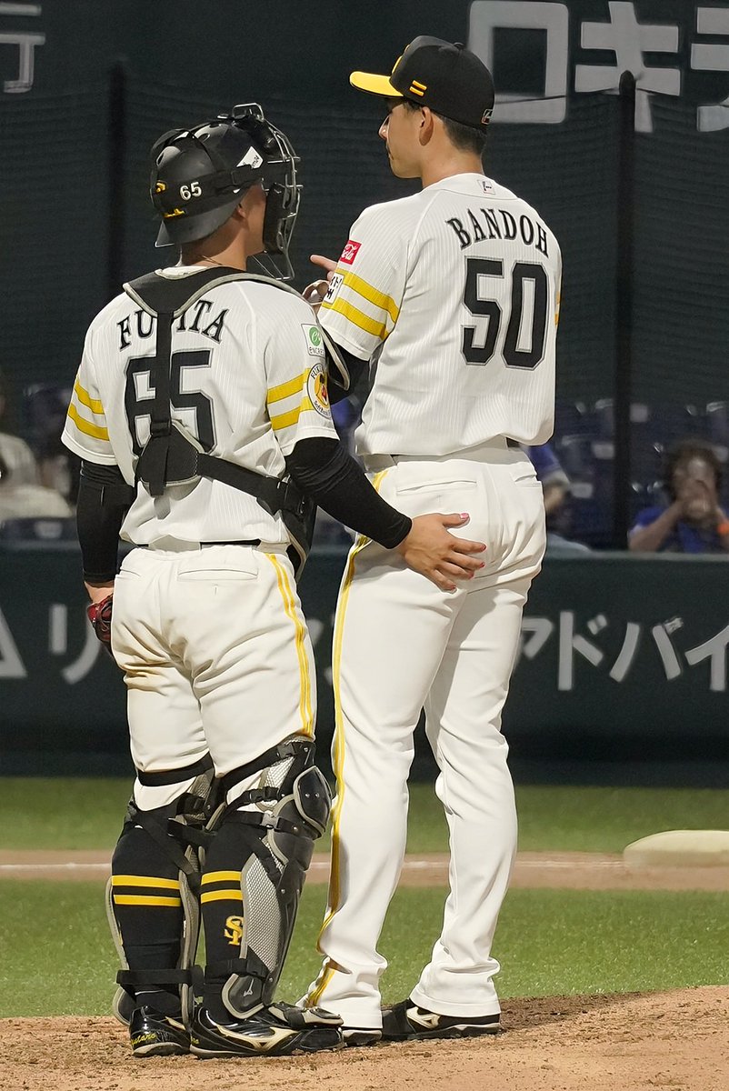 板東＆藤田バッテリー⚾️
藤田くん、このお顔の角度 いいなあ😊

2025.07.05　タマスタ筑後
#sbhawks
#板東湧梧 投手 #藤田悠太郎 選手