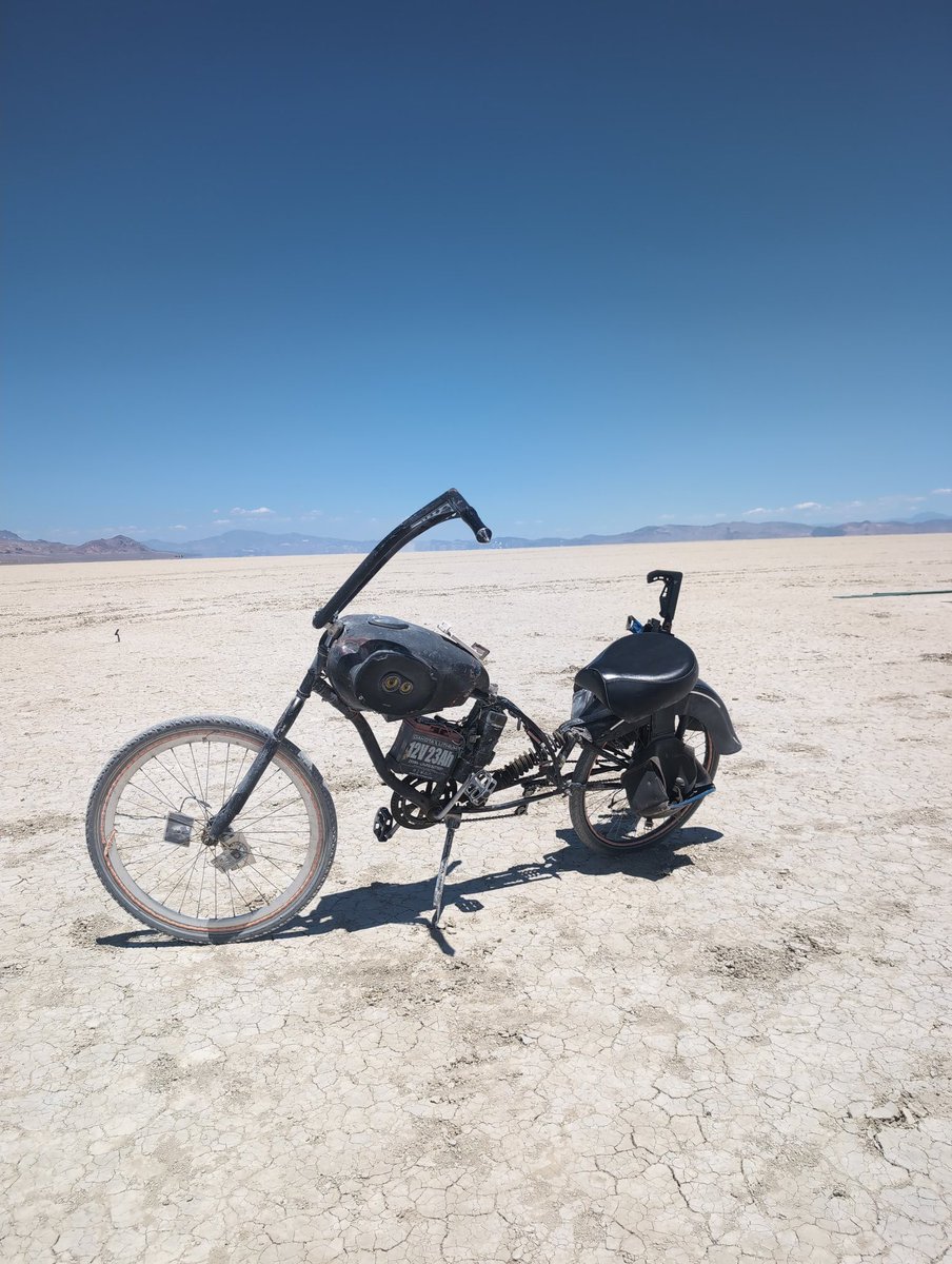 AlexLi98's tweet image. Found the coolest bike on the playa, built in sound system, lights, and a self defense rig!