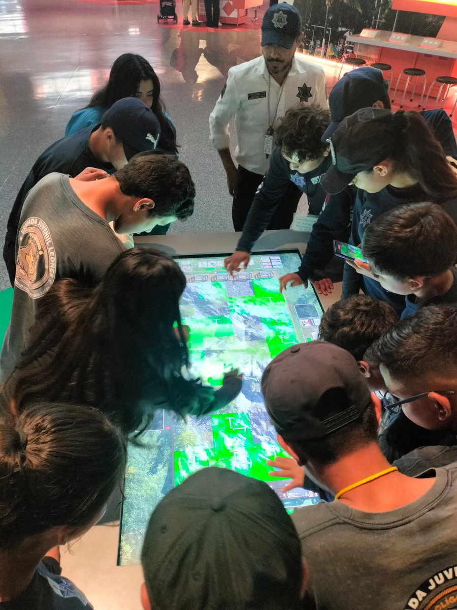 PoliciaGDL's tweet image. Nuestras y nuestros niños y adolescentes de las #BrigadasJuveniles visitaron #JAPI, el museo interactivo del @GobiernoJalisco.
#LaPolicíaQueTeCuida
👮🏽‍♀️👧🏽💙👦🏽👮🏽‍♂️