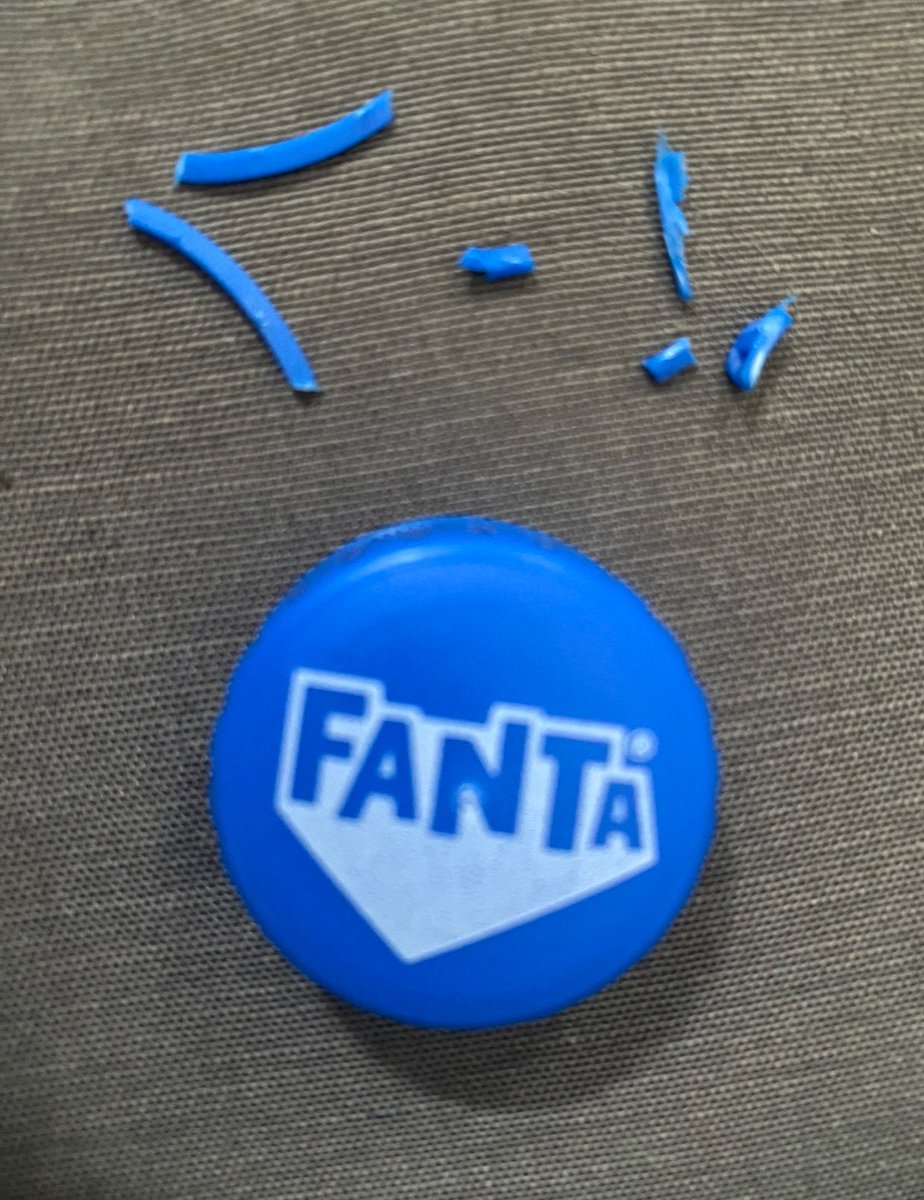 #Deckelab weil er sich sonst leider genau in den Gießbereich dreht! Ich muss sogar noch zusätzlich Mikroplastik erzeugen und die Reste abschneiden, weil man sich sonst beim Zuschrauben daran schneidet! Das war eine absolut dämlich Entscheidung von sehr dämlichen Politikern!