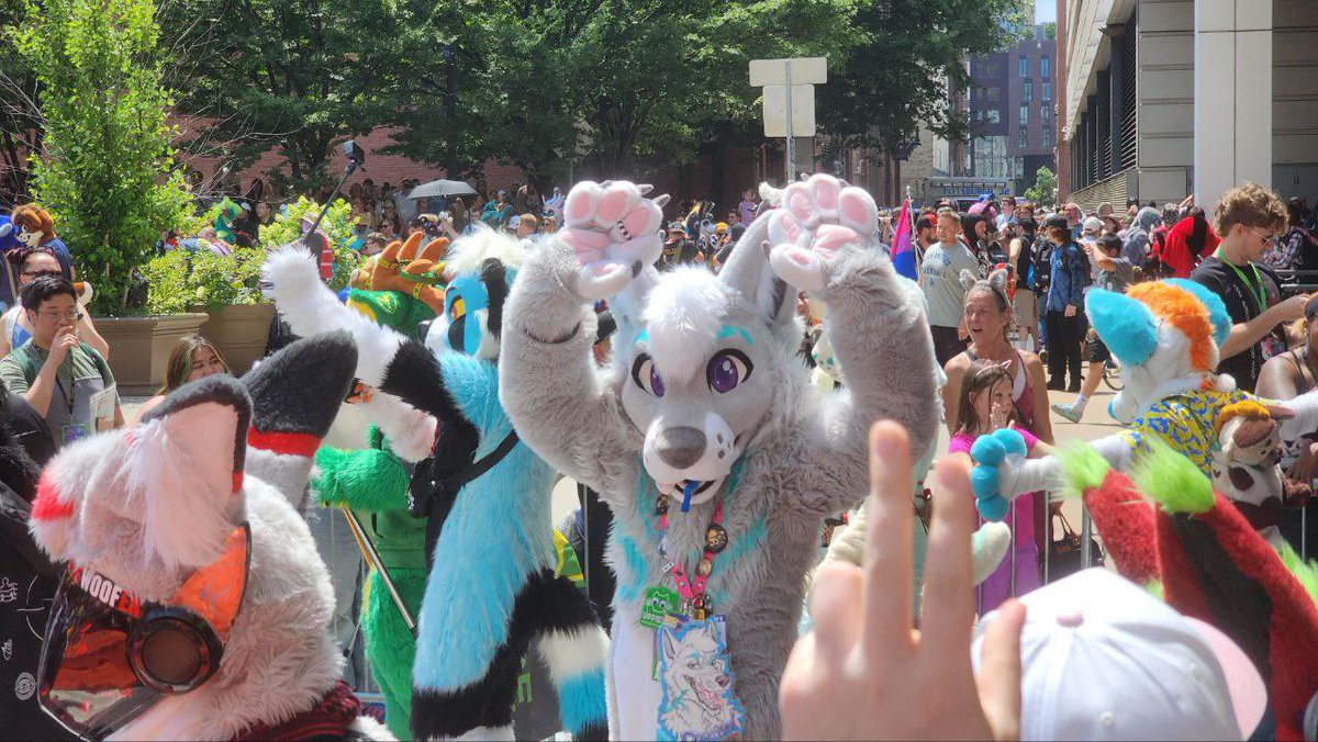 D1SC00RD's tweet image. 🎵Hey look ma, I made it!🎵
Finally got to live a dream of mine and join in the fursuit parade at #anthrocon2025
🪡: @starbrightsuits