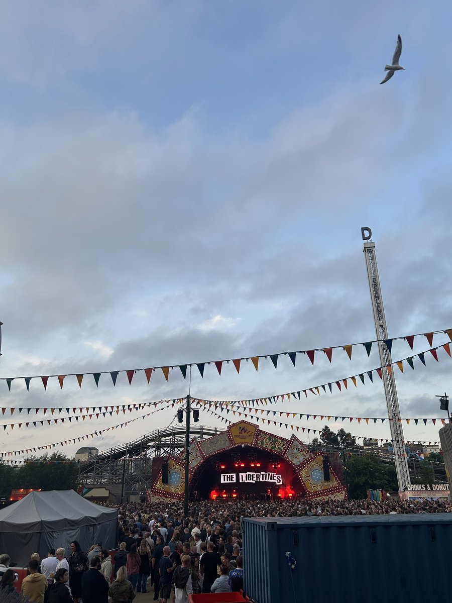 izzyaewhite's tweet photo. Big thanks to my @Se_Railway  colleagues Eddie, Mitchell, Kuda and co for getting me and the rest of the @DreamlandMarg crowd home safe after the huge Libertines hometown show. 

They’re working hard so we can have fun with the boys in the band - we appreciate you! 🎸🍦 https://t.co/EcQYEaADZk