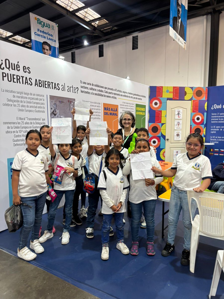UEGuatemala's tweet photo. 👩‍🎨👨‍🎨 ¡Abre tu mente a la creatividad en #FILGUA! 

En nuestro stand de #FILGUA2025, Patricia Betancourt, artista de #PuertasAbiertasAlArte impartió un taller sobre ilustración surrealista. ✨

🎨 Visítanos y conoce nuevas formas de expresión artística.

#UEenFILGUA #UniónEuropea https://t.co/s956hlkldc