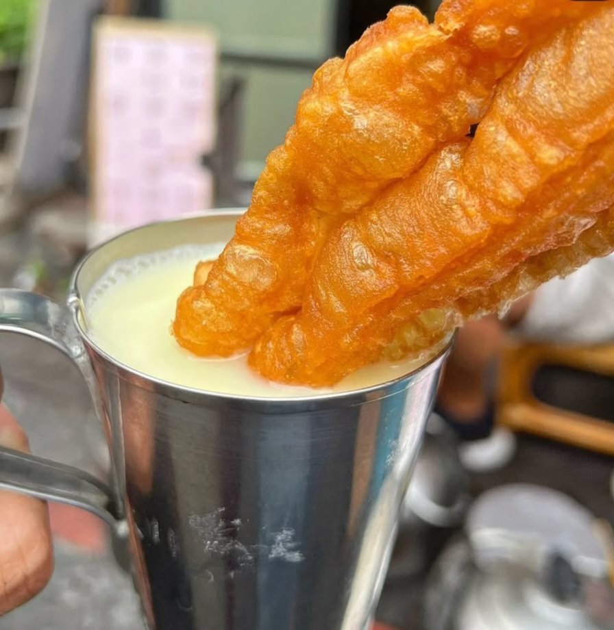 以前經過 總看到 一群長輩 圍坐在那

一人手中 一杯  還有一根油條

幾年過去了  也換我圍坐在那  吃著  特別

的 早餐 杏仁茶 加蛋   配上 油條

這間已經在嘉義  賣超過 80年的  老攤

南門 炭燒 杏仁茶