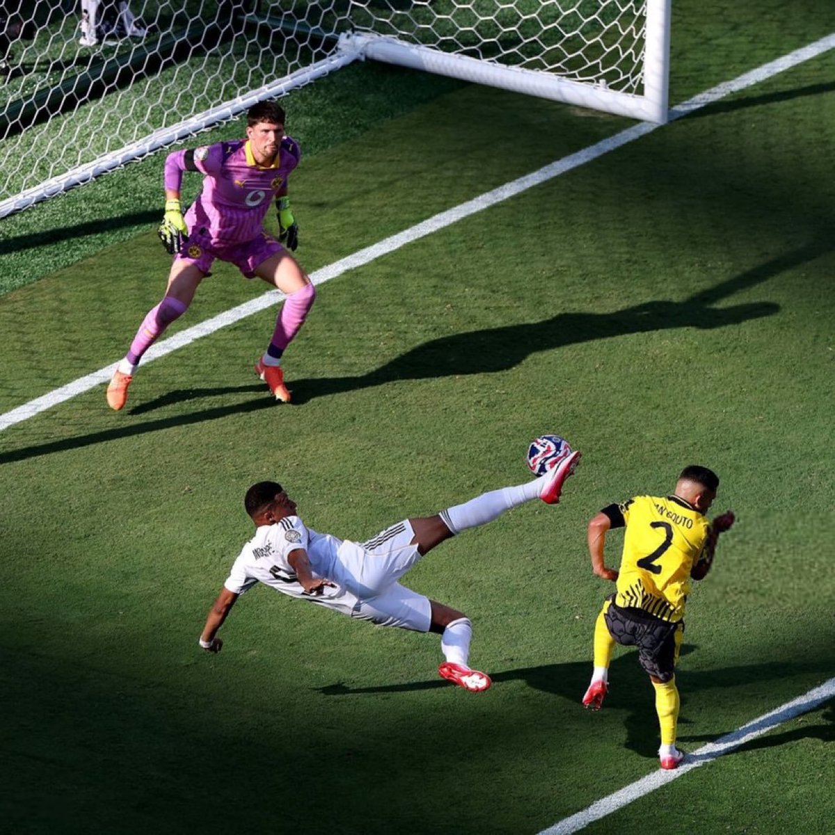 FTBLBrief's tweet photo. FT: 🇪🇸 Real Madrid 3-2 Borussia Dortmund 🇩🇪 

It wasn't easy, but Madrid get the job done! Kylian Mbappe's late overhead kick was enough to seal the win, after an initially lackluster Dortmund had fought back in the second half. A blockbuster meeting awaits with PSG!

#FIFACWC #ClubWorldCup2025 #RealMadrid #HalaMadrid #BorussiaDortmund