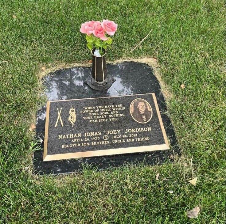 joeyjordisonx's tweet image. Paul &amp;amp; Joey’s graves 🕊️

#slipknot #joeyjordison #paulgray