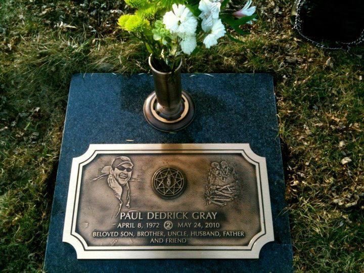 joeyjordisonx's tweet image. Paul &amp;amp; Joey’s graves 🕊️

#slipknot #joeyjordison #paulgray